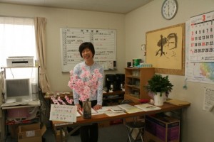 常駐スタッフの鎌田たつ子さん。ヨガや編み物教室の準備をしたり、みなさんの相談相手になったり大活躍